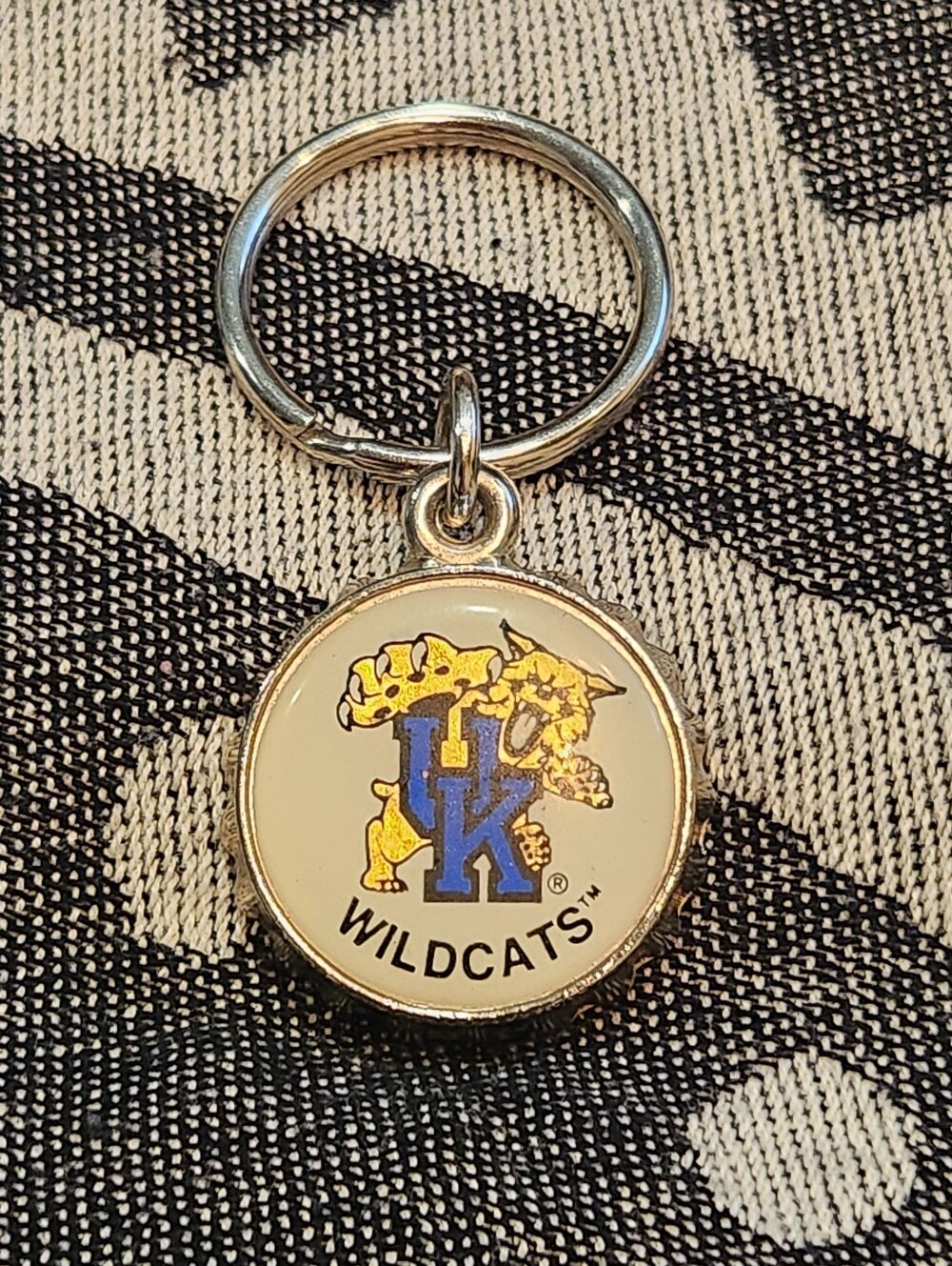 University of Kentucky Wildcats Bottle Cap Bottlecap Keychain 1986-2005 Cat Logo